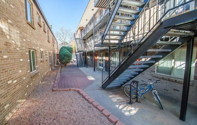 253–253 N Grant St – Spacious & Updated 1-Bedroom Apartments in West Wash Park!