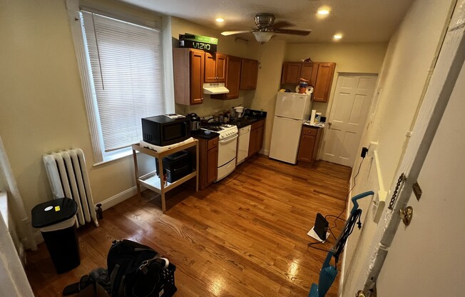 2 beds, 1 bath, $3,550, Unit 12