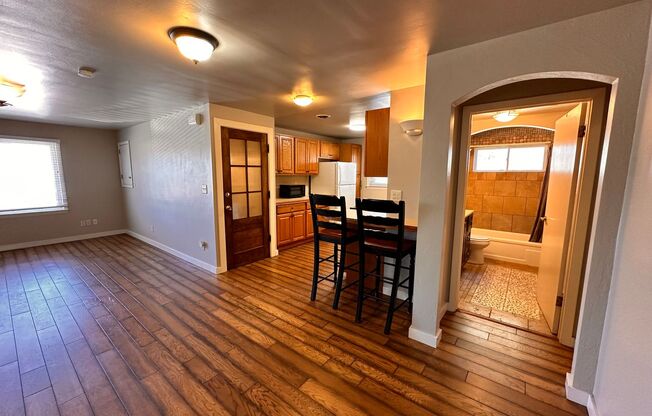 2 beds, 1 bath, 800 sqft, $1,695, Unit 509 7th St - Upper unit