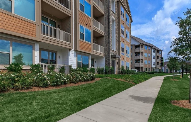 Safe Walking Paths In Berewick Pointe Courtyard at Charlotte Rentals