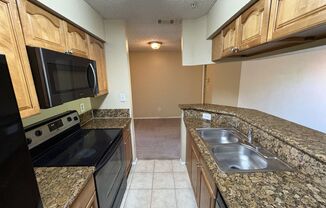 Spacious 1 bedroom/1 bathroom condo at Oasis at Pearl Lake