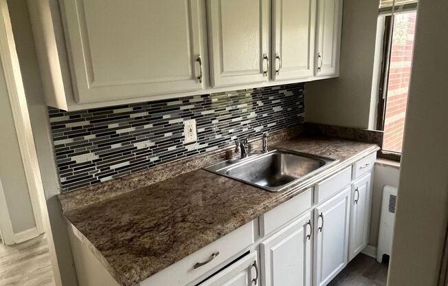 2 beds, 1 bath, 825 sqft, $1,050