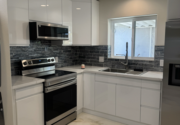 1641 1/2 W 255 ST