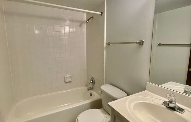 1 bed, 1 bath, 700 sqft, $1,195, Unit 613 Flint Rd. #2