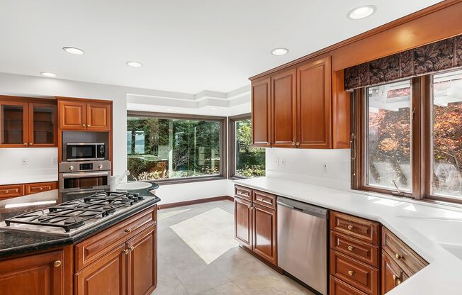 Normandy Park House: Picturesque Views, Sport Court, Upgrades Throughout