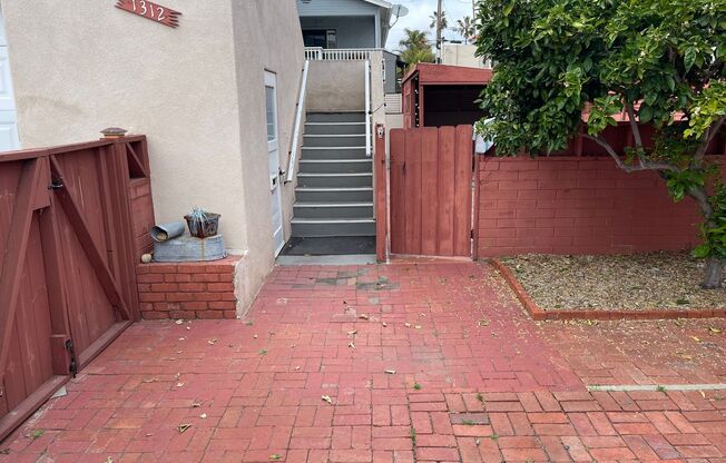Pacific Beach / Large 1-Bedroom! Private Patio, Hardwood Floors, Parking & Pet Friendly!