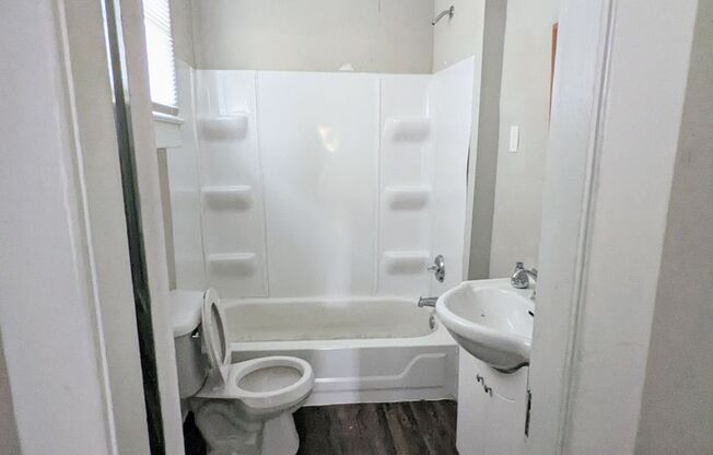 2 bed 1 bath duplex home!