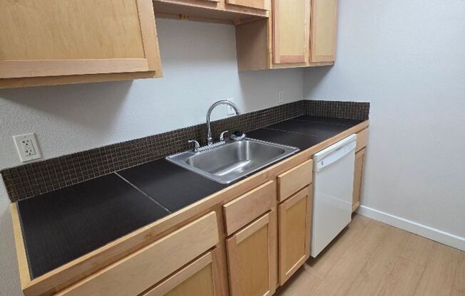 2 beds, 1 bath, 900 sqft, $1,045, Unit ELP2202-335