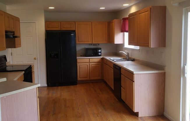 Fantastic Indian Creek Neighborhood home for rent! Big/Fences back yard!