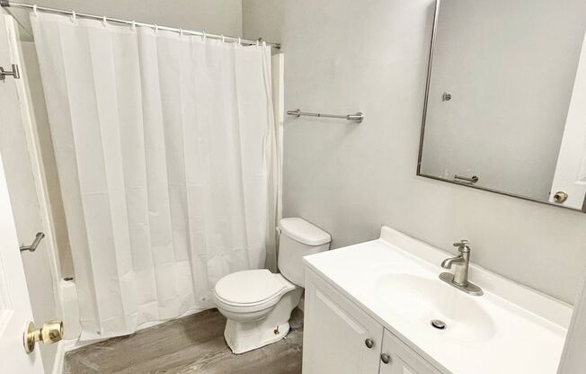 3 beds, 1 bath, $1,500, Unit 1726-02