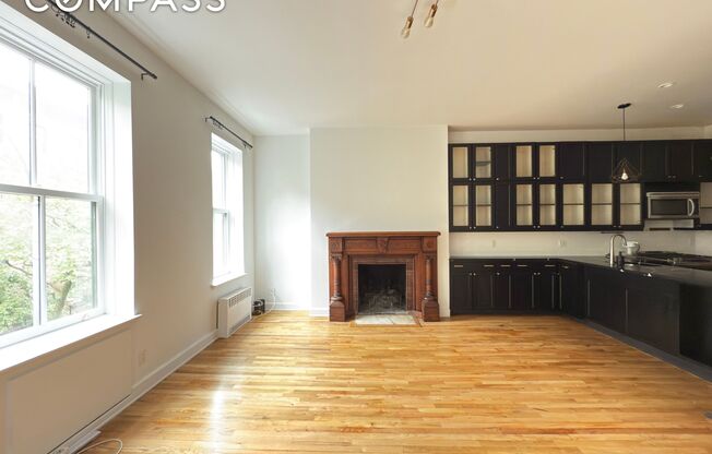 458 W 22 ST