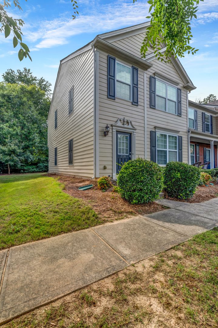 SPACIOUS 3 BEDROOM TOWNHOME