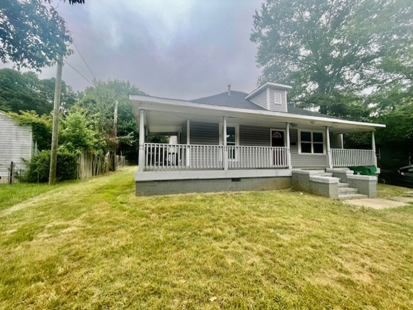 Must view this Adorable 3 bedroom 1 bath home . Located in Thomas Hoskins