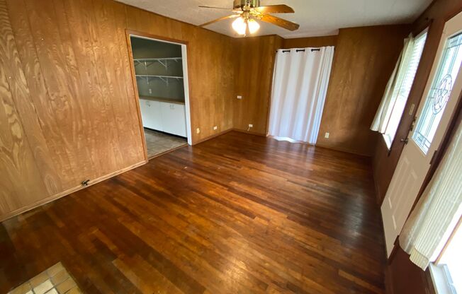 Location Location Location! 1/1 Cottage with an  Efficiency Guest House! & Bonus Room /  Fridge Included / NBISD
