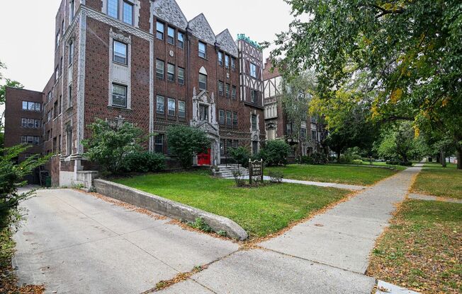 1 bed, 1 bath, $925, Unit The Breakers B204