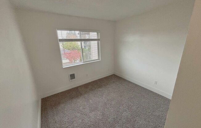 3 beds, 1 bath, 800 sqft, $1,595, Unit 53