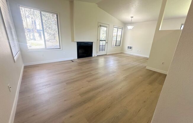 Lake Oswego Refreshed 2nd Story 2 bed/1 bath Condo- W/S/G Included