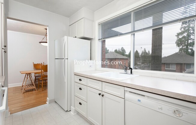 One Bedroom Condo in Lake Oswego Village - Lake Views!
