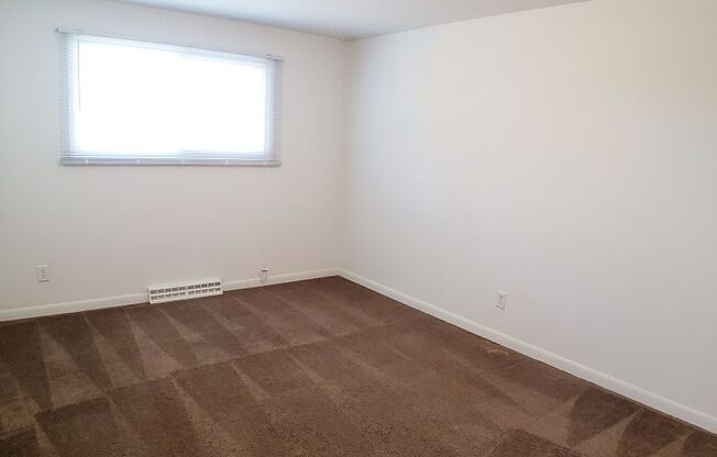 2 beds, 1 bath, 850 sqft, $1,349, Unit 5822-1 Balsam