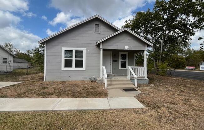 3 Bedroom 1.5 Bath convenient to all that Waco has to offer!