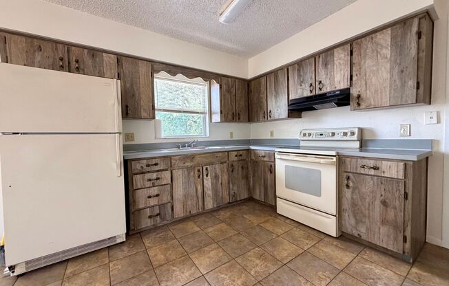 Adorable 2 bed/1 bath second floor apartment!