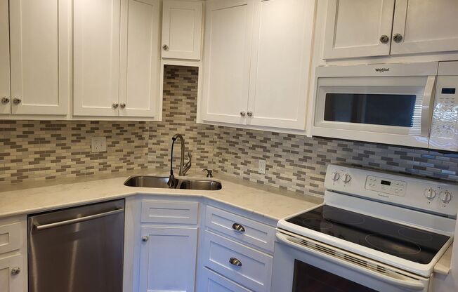 Beautiful 3 bedroom house with granite countertops and central heat and air