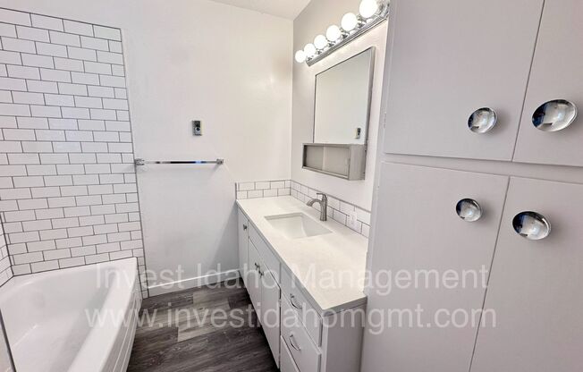 1 bed, 1 bath, 680 sqft, $1,125, Unit 820 1/2 N Meridian Rd