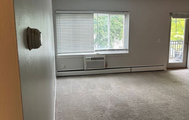 2 beds, 1 bath, 840 sqft, $1,495, Unit 201 (R)