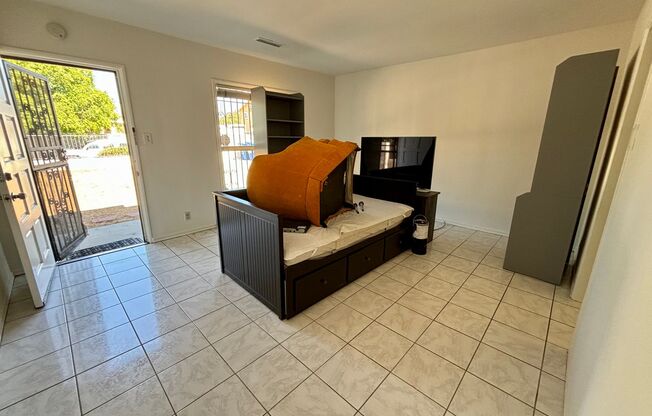 2 beds, 1 bath, $2,850