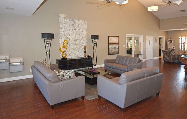 2 beds, 1 bath, $2,100