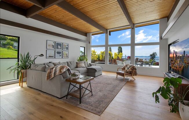 4Bd/3.25Ba Shoreline House