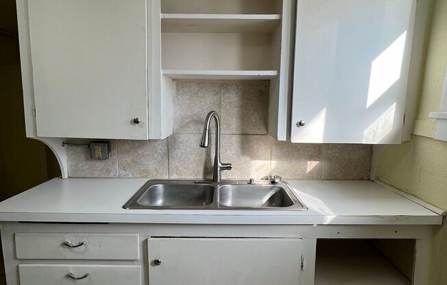 1 bed, 1 bath, $725, Unit 442 N 10th (Downstairs)