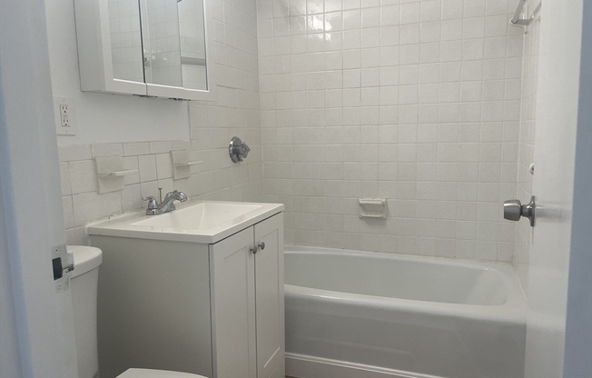 2 beds, 1 bath, 940 sqft, $2,350, Unit 13M