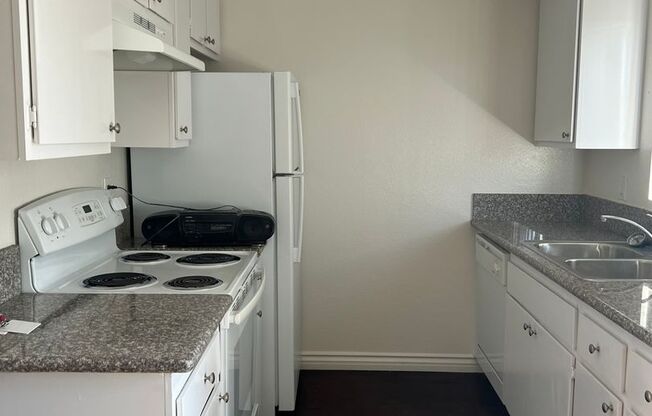 2 beds, 1 bath, $2,150, Unit 19