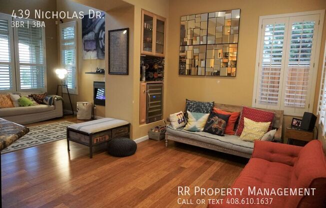 439 NICHOLAS DR