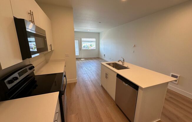 2 beds, 2.5 baths, 1,049 sqft, $1,595