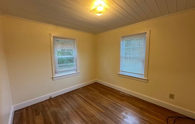 Your Slice of Serenity : Country Charm Awaits!