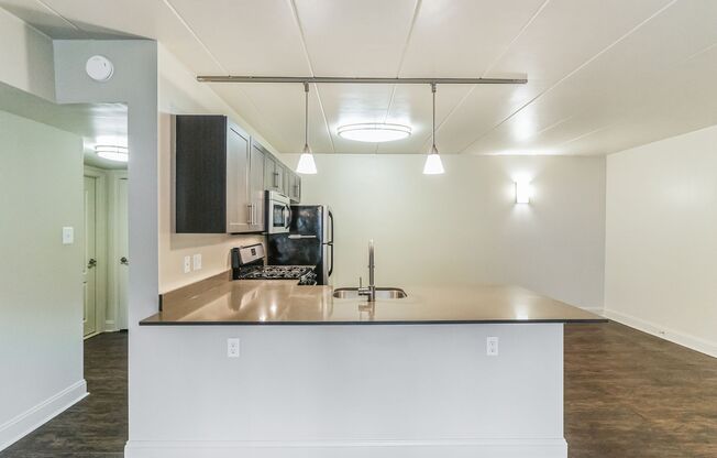 1 bed, 1 bath, 704 sqft, $1,750, Unit F34