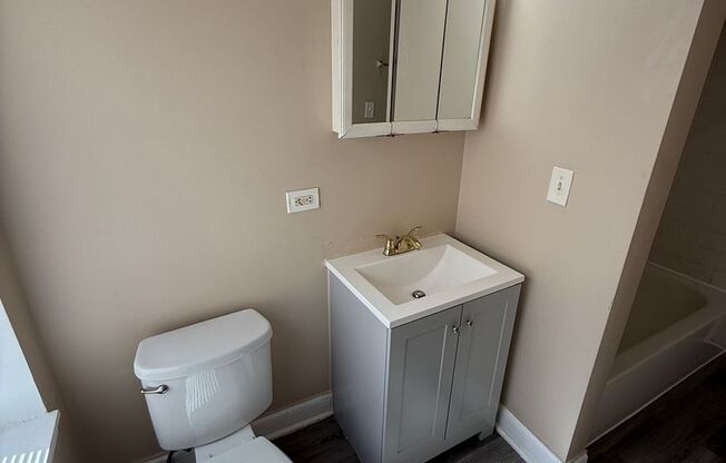 3 beds, 1 bath, $1,300, Unit 4834 #302