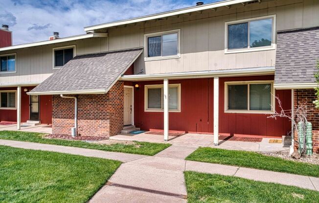 Move-In Ready Townhome in Desirable District 20 with Mountain Views!