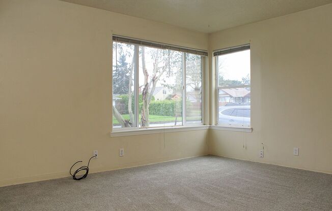 Adorable 2 Bed Montavilla Bungalow with Spacious Yard