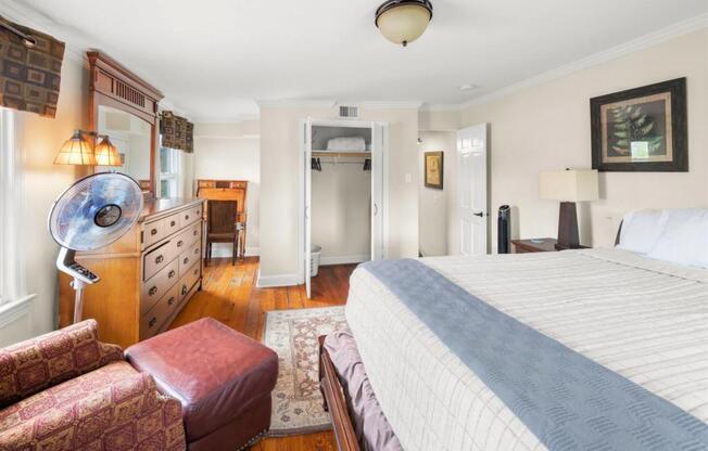 2 beds, 1 bath, 1,200 sqft, $5,750