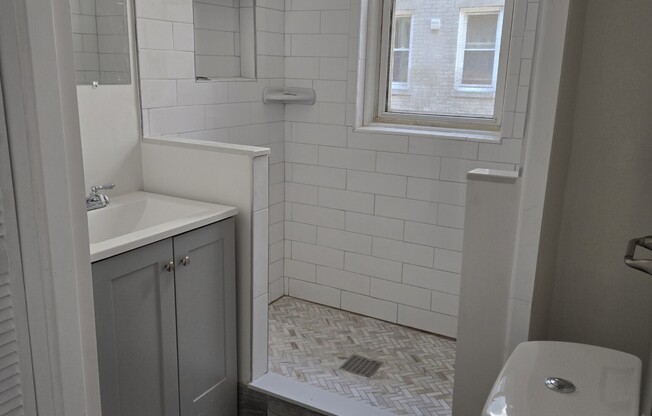 2 beds, 1 bath, $3,300, Unit 2