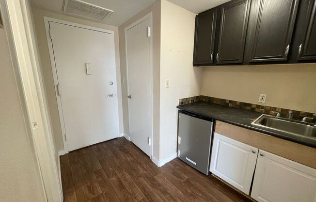 Studio, 1 bath, $900, Unit UNIT 4S