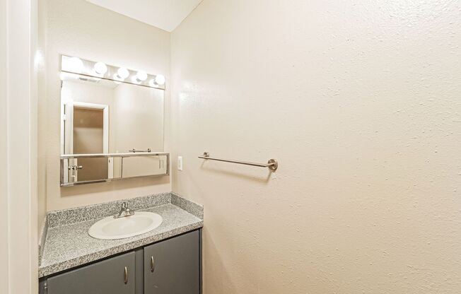 2 beds, 1 bath, 865 sqft, $1,050