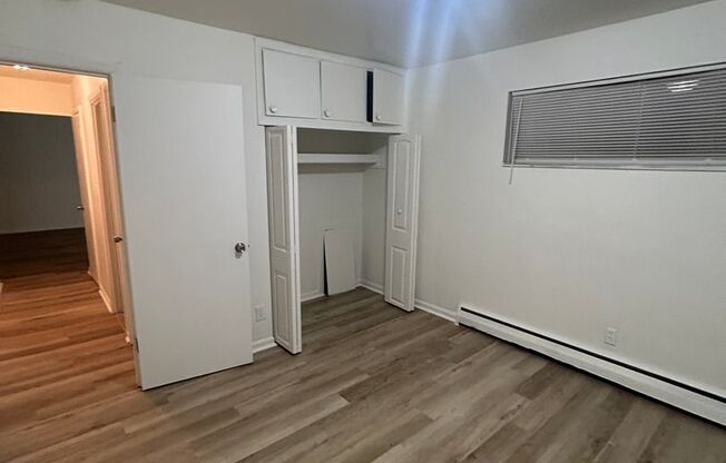 MOVE IN READY ONE BEDROOM !! Half off-security deposit!!