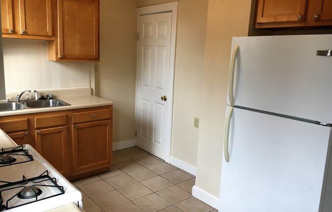 3 beds, 1 bath, 1,100 sqft, $1,450, Unit 129