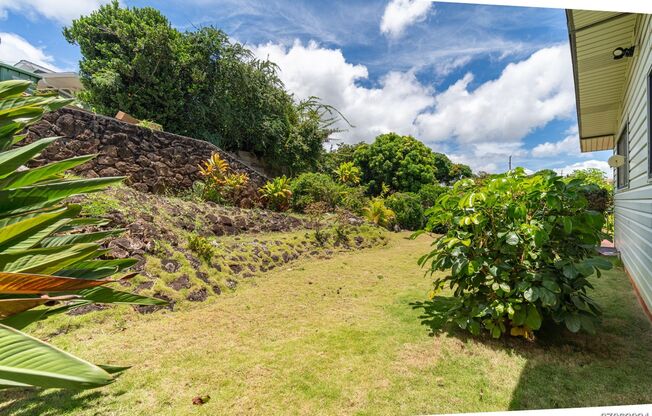 Rarely Available 3BA/2BA/2 Pkg SF in Aiea Heights.