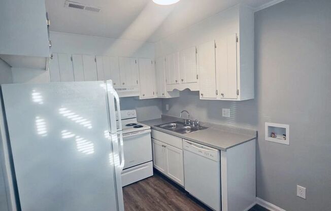 2 beds, 1 bath, 692 sqft, $1,095, Unit 100-A