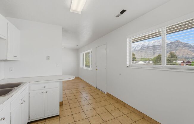 2 beds, 1 bath, 750 sqft, $1,175, Unit 31